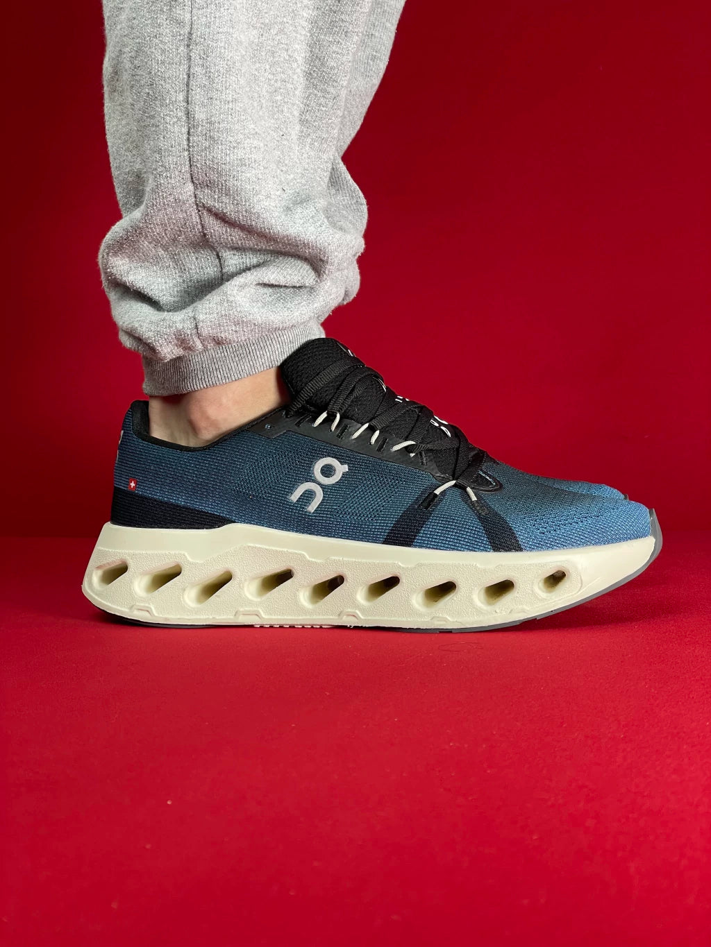ON Running Cloudsurfer Max (Azul Bege)