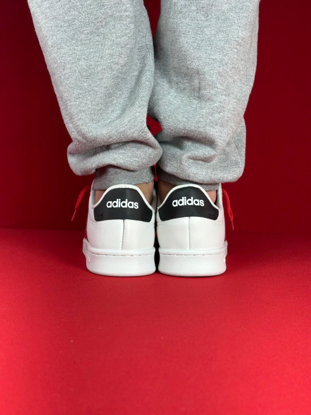Adidas Grand Court (BRANCO VERMELHO)