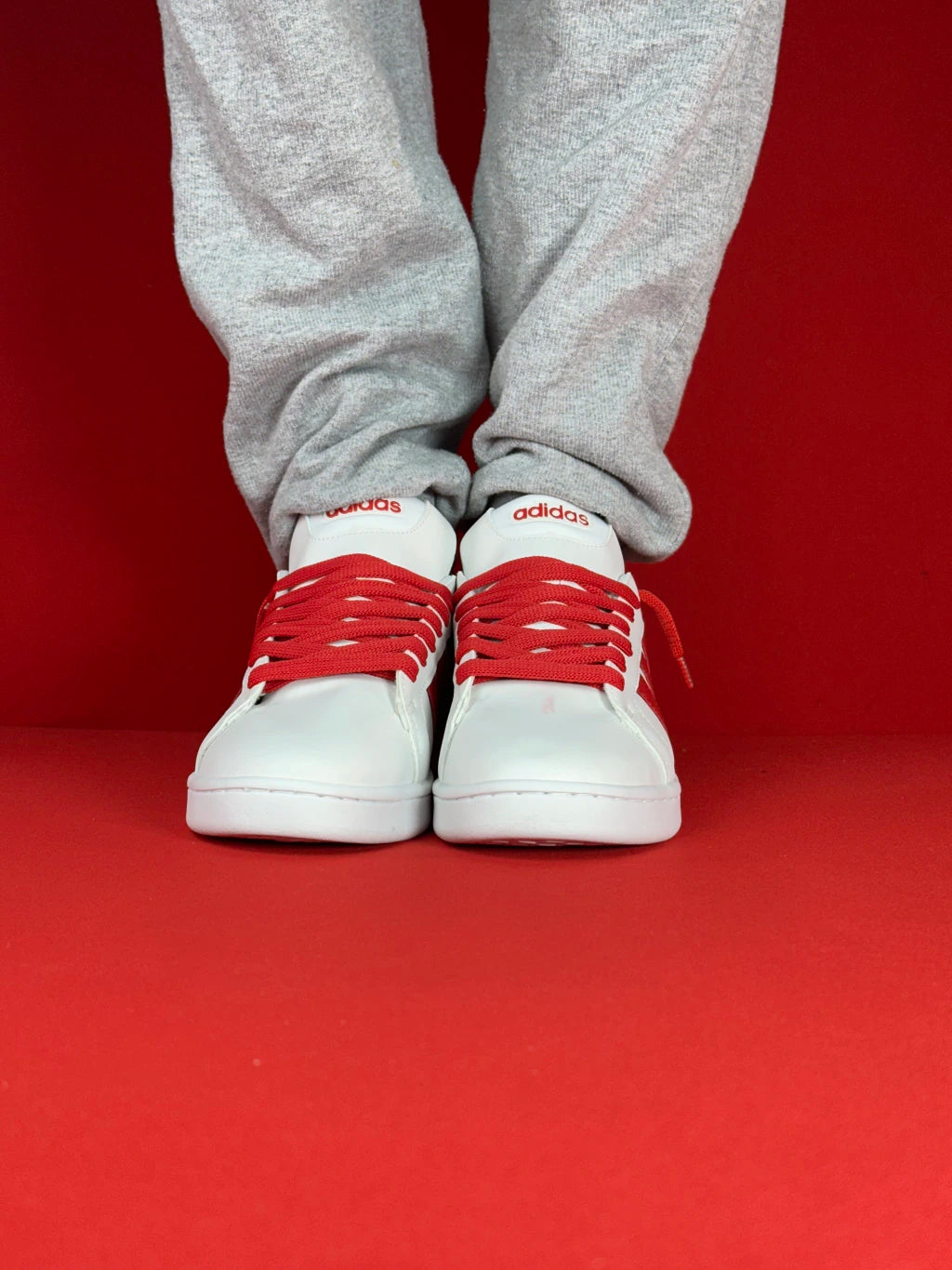 Adidas Grand Court (BRANCO VERMELHO)
