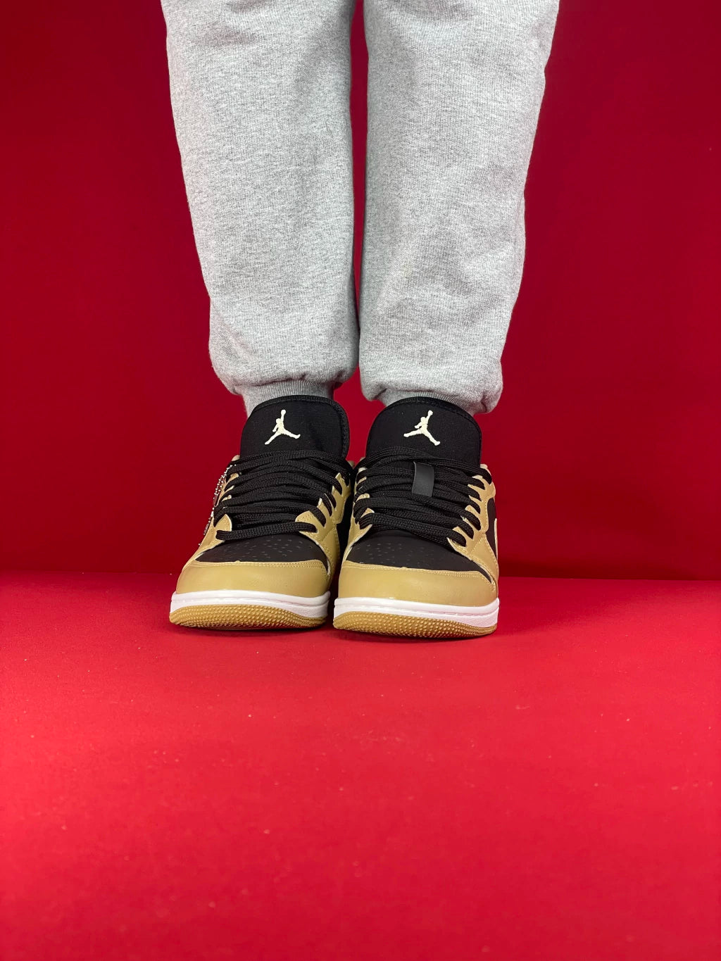 Air Jordan 1 Low (BEJE PRETO)