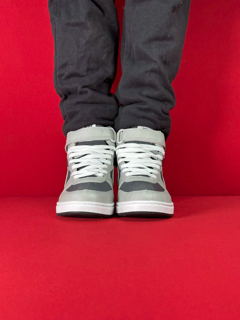 NIKE COURT BOROUGH MID (CINZA)