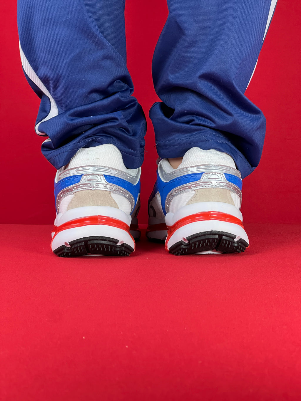 Lacoste L003 (Branco, Azul, Vermelho)