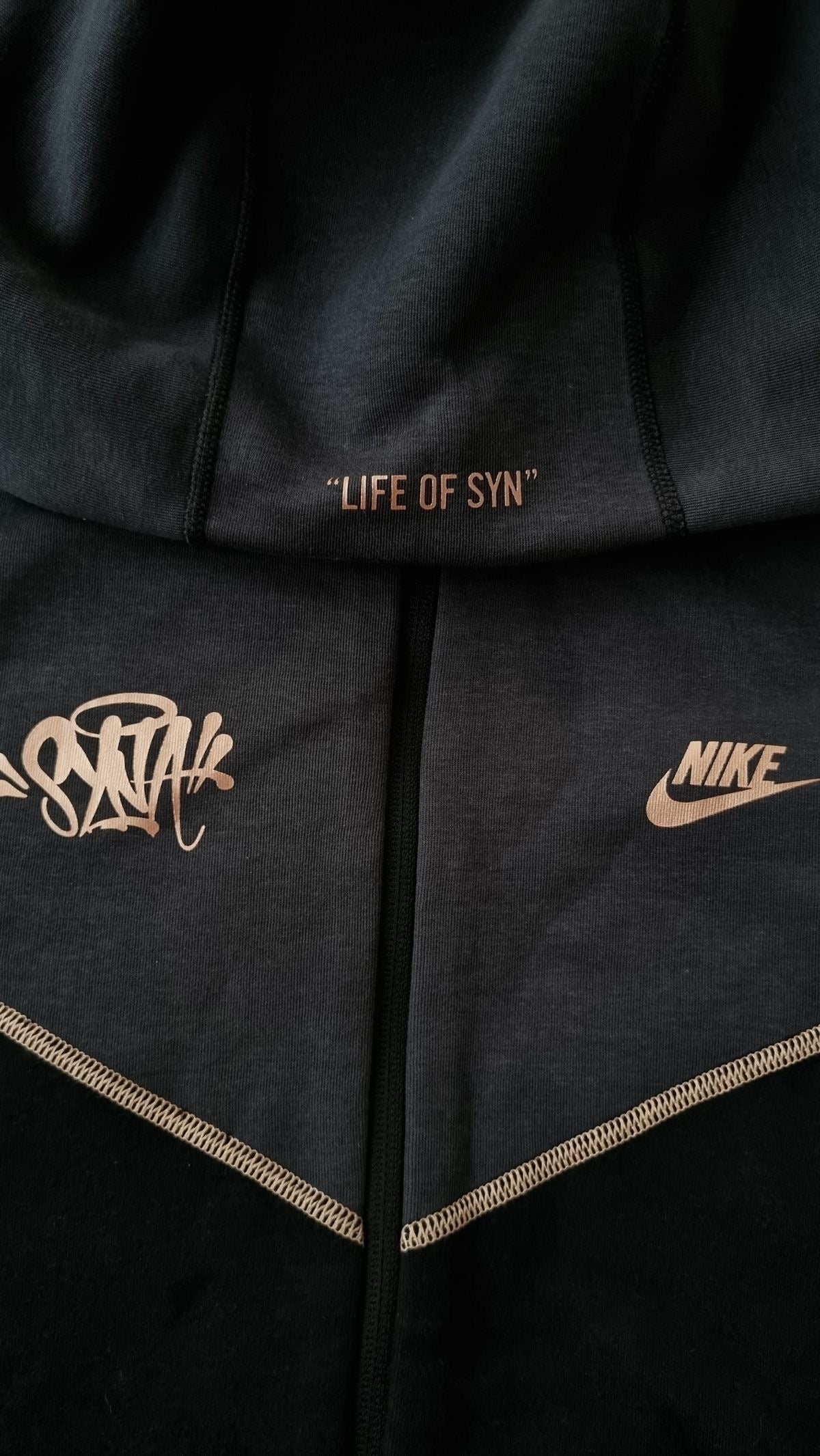 Conjunto Syna World & Nike Tech Fleece
