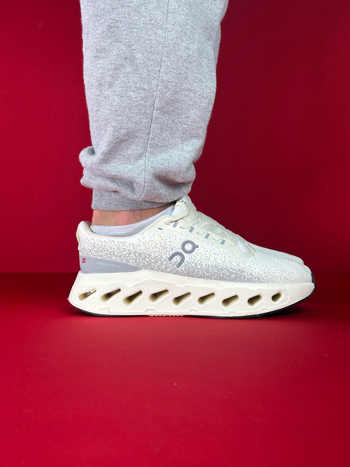 ON Cloudsurfer Max (Branco, Cinza)